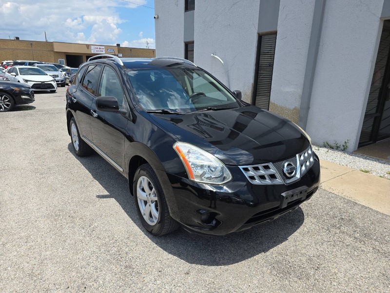 Nissan Rogue Vehicle Full-screen Gallery Image 01