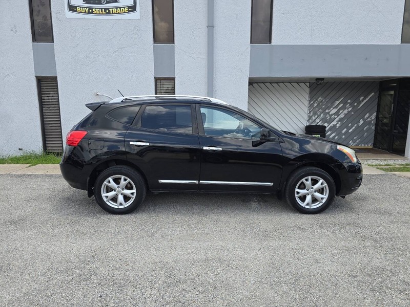 Nissan Rogue Vehicle Full-screen Gallery Image 03