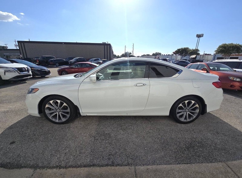 Honda Accord Coupe Vehicle Full-screen Gallery Image 03