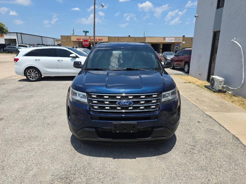 Ford Explorer Vehicle Full-screen Gallery Image 02