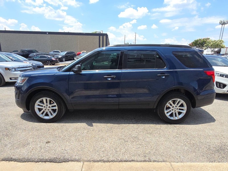 Ford Explorer Vehicle Full-screen Gallery Image 03