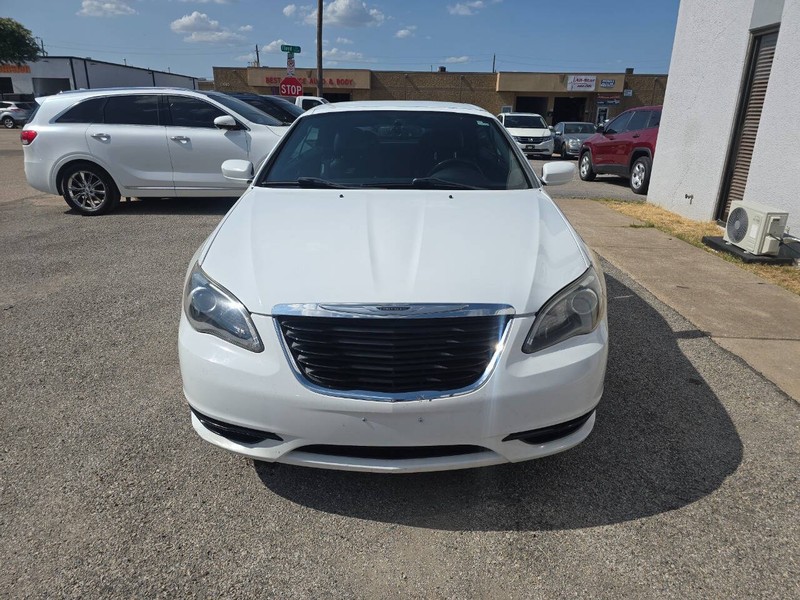 Chrysler 200 Vehicle Full-screen Gallery Image 02