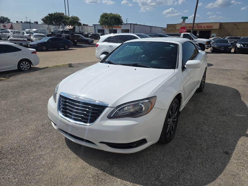 Chrysler 200 Vehicle Full-screen Gallery Image 03