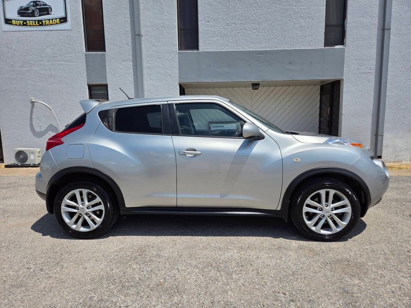 Nissan JUKE Vehicle Full-screen Gallery Image 02