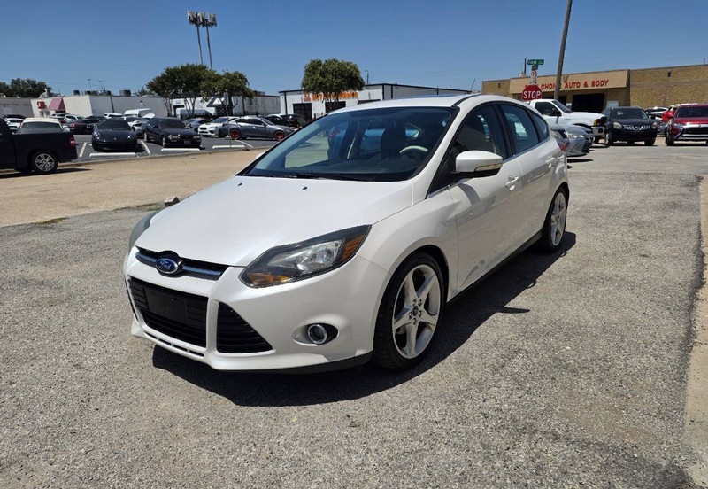 Ford Focus Hatchback Vehicle Full-screen Gallery Image 01