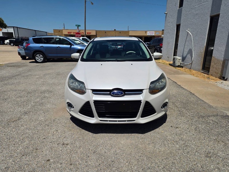 Ford Focus Hatchback Vehicle Full-screen Gallery Image 02