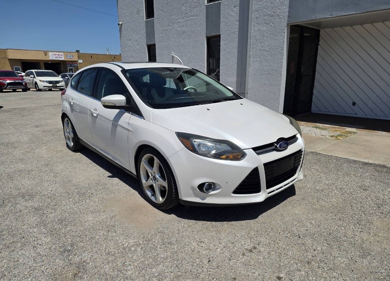Ford Focus Hatchback Vehicle Full-screen Gallery Image 03