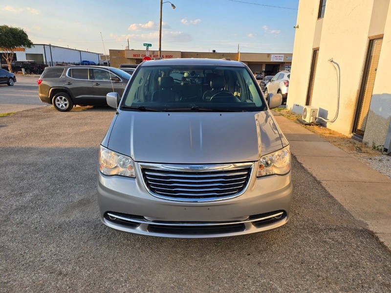 Chrysler Town and Country Vehicle Full-screen Gallery Image 02