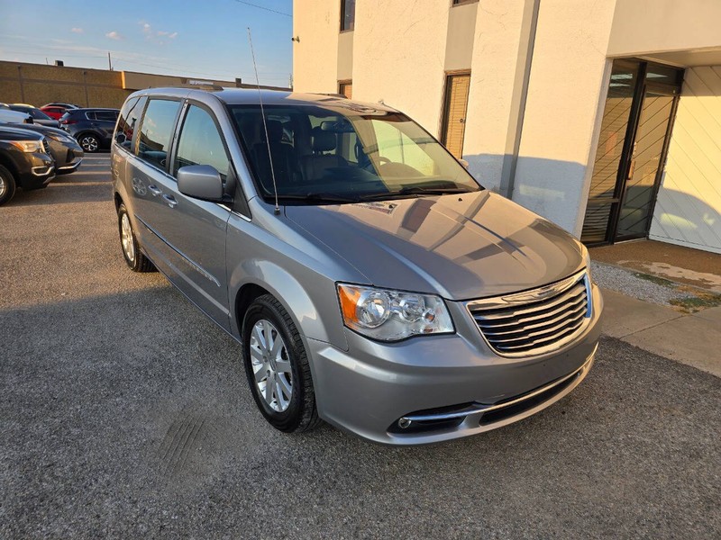 Chrysler Town and Country Vehicle Full-screen Gallery Image 03