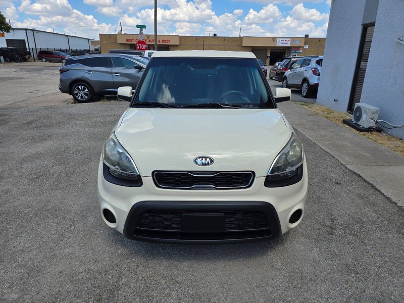 Kia Soul Vehicle Full-screen Gallery Image 02