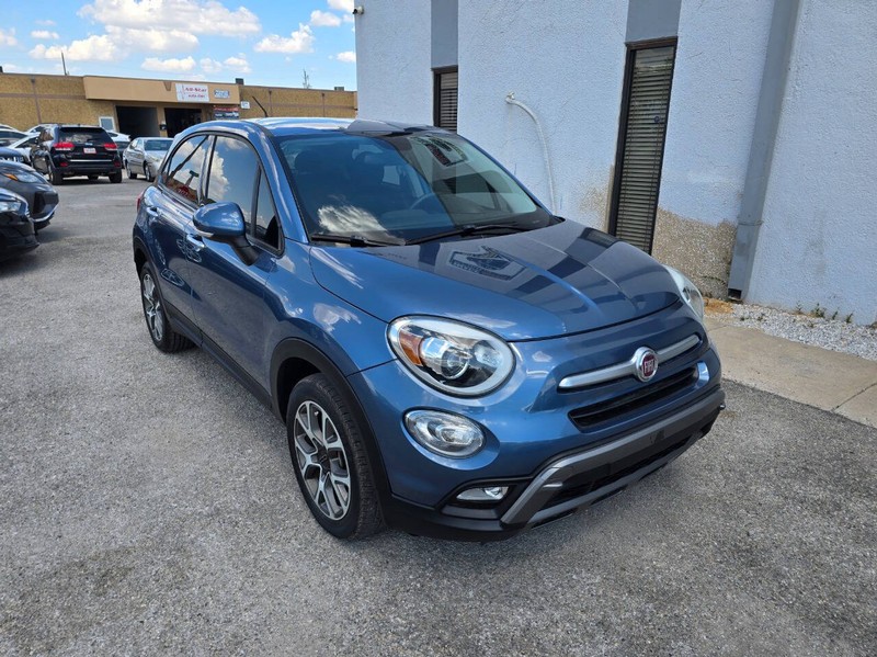 FIAT 500X Vehicle Full-screen Gallery Image 01