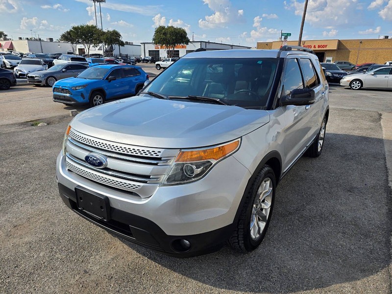 Ford Explorer Vehicle Full-screen Gallery Image 01