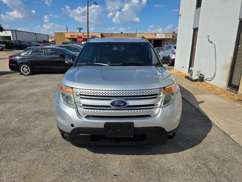 Ford Explorer Vehicle Full-screen Gallery Image 02