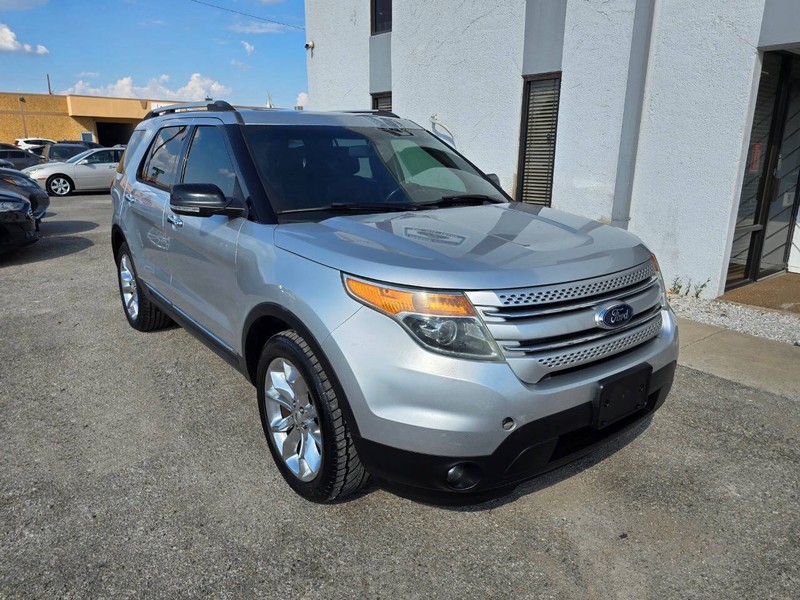 Ford Explorer Vehicle Full-screen Gallery Image 03