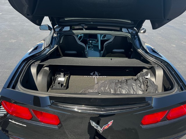 Chevrolet Corvette Stingray Vehicle Full-screen Gallery Image 05