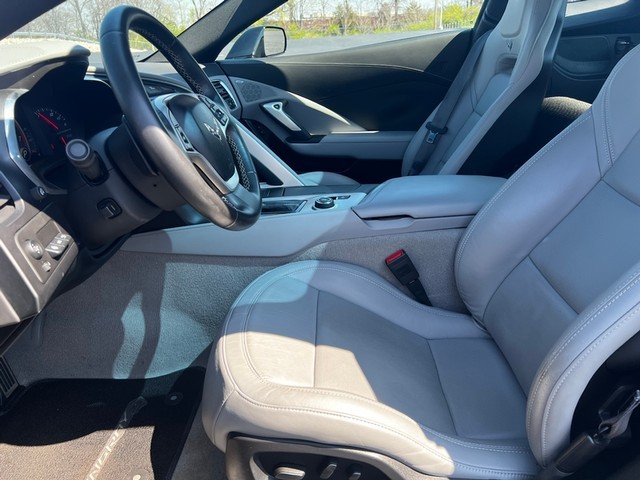 Chevrolet Corvette Stingray Vehicle Full-screen Gallery Image 12