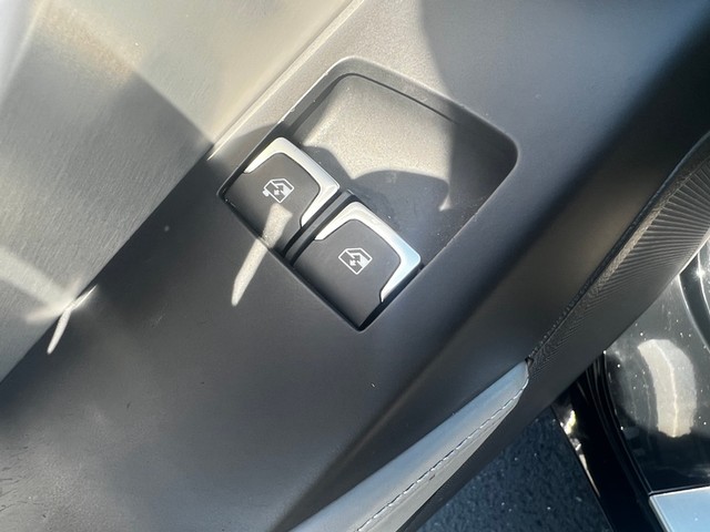 Chevrolet Corvette Stingray Vehicle Full-screen Gallery Image 14