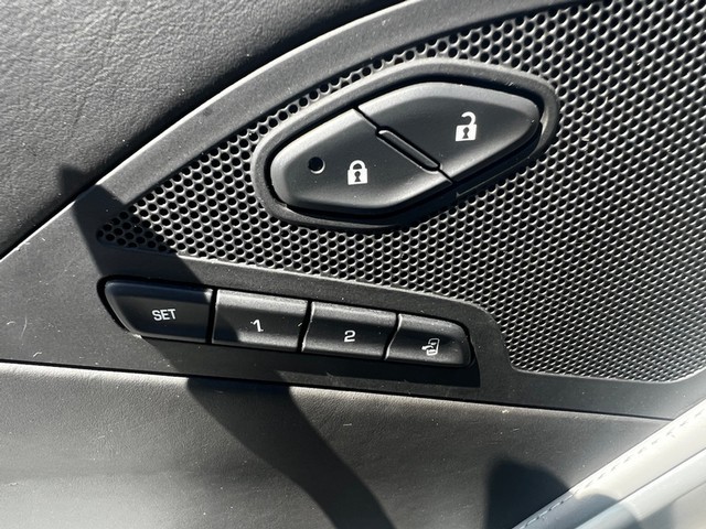 Chevrolet Corvette Stingray Vehicle Full-screen Gallery Image 15