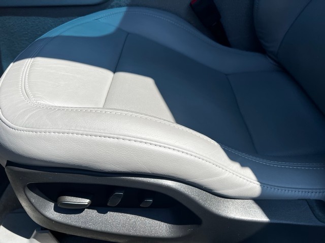 Chevrolet Corvette Stingray Vehicle Full-screen Gallery Image 16