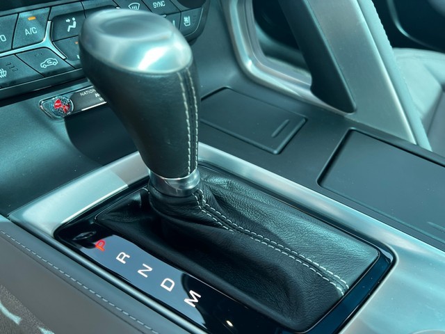 Chevrolet Corvette Stingray Vehicle Full-screen Gallery Image 23