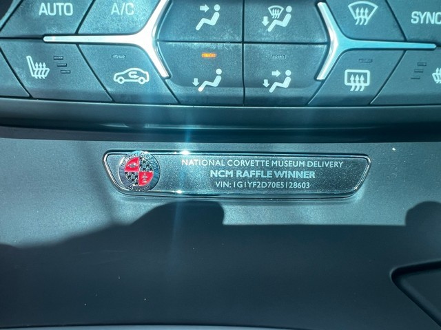 Chevrolet Corvette Stingray Vehicle Full-screen Gallery Image 25