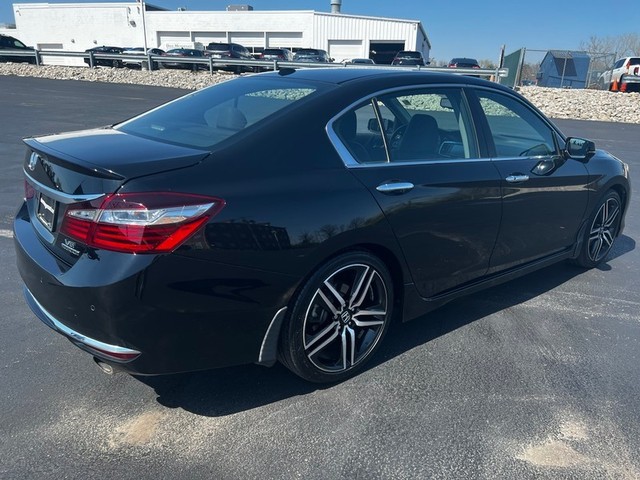 Honda Accord Sedan Vehicle Full-screen Gallery Image 03