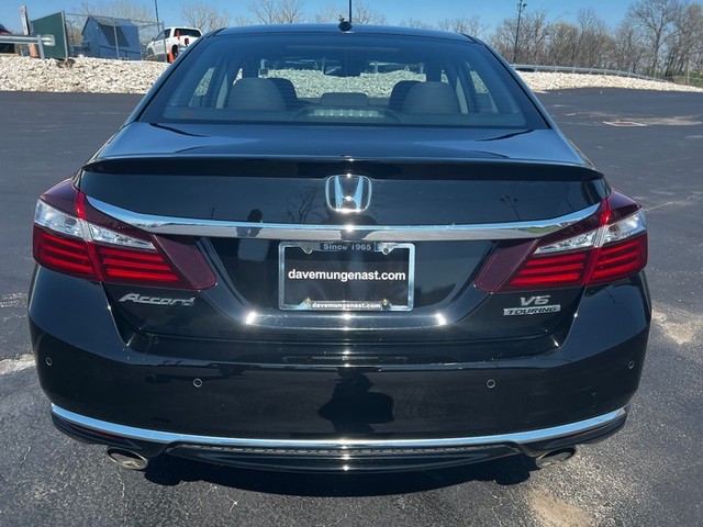 Honda Accord Sedan Vehicle Full-screen Gallery Image 04