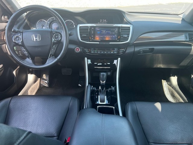 Honda Accord Sedan Vehicle Full-screen Gallery Image 11