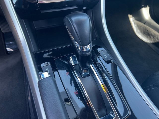 Honda Accord Sedan Vehicle Full-screen Gallery Image 14