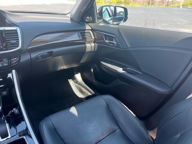 Honda Accord Sedan Vehicle Full-screen Gallery Image 15