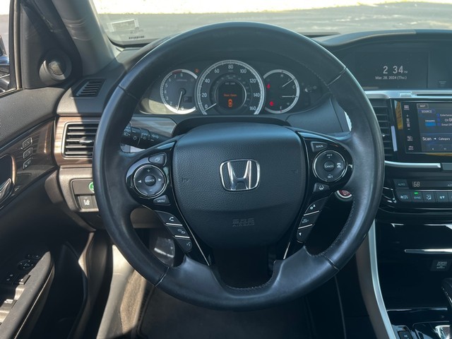 Honda Accord Sedan Vehicle Full-screen Gallery Image 16