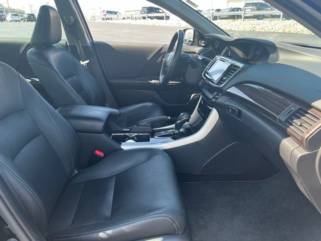 Honda Accord Sedan Vehicle Full-screen Gallery Image 17