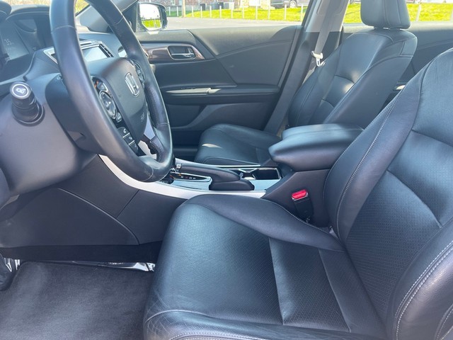 Honda Accord Sedan Vehicle Full-screen Gallery Image 18