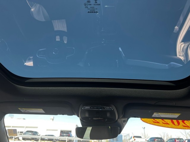 Volvo S60 Recharge Vehicle Full-screen Gallery Image 11