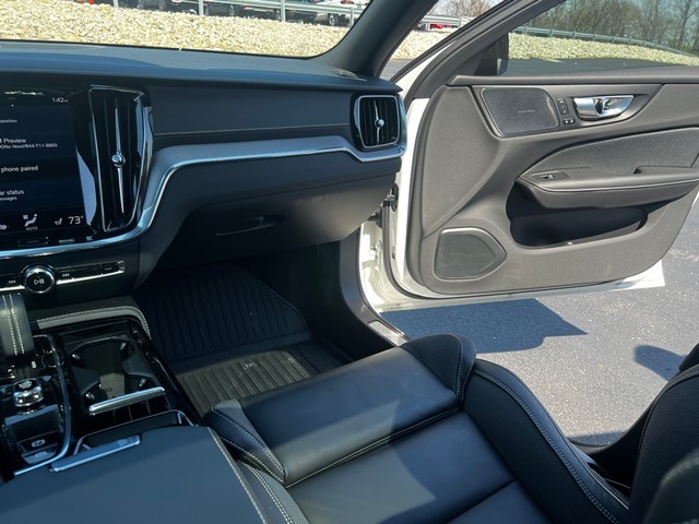 Volvo S60 Recharge Vehicle Full-screen Gallery Image 15