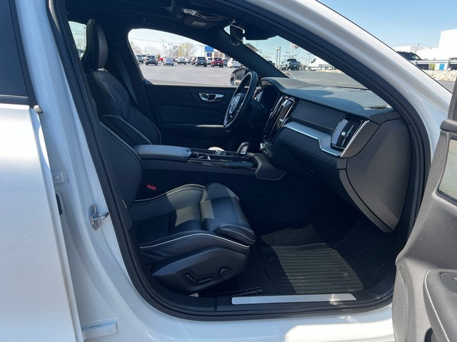 Volvo S60 Recharge Vehicle Full-screen Gallery Image 16