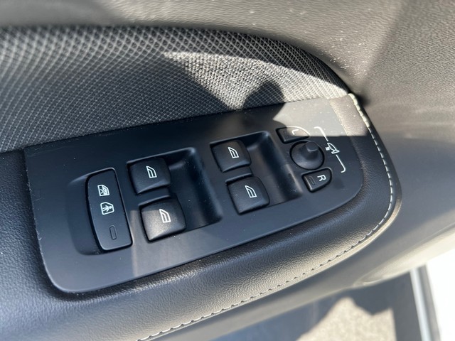 Volvo S60 Recharge Vehicle Full-screen Gallery Image 19