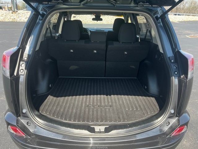 Toyota RAV4 Vehicle Full-screen Gallery Image 05