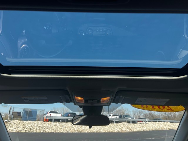 Toyota RAV4 Vehicle Full-screen Gallery Image 11