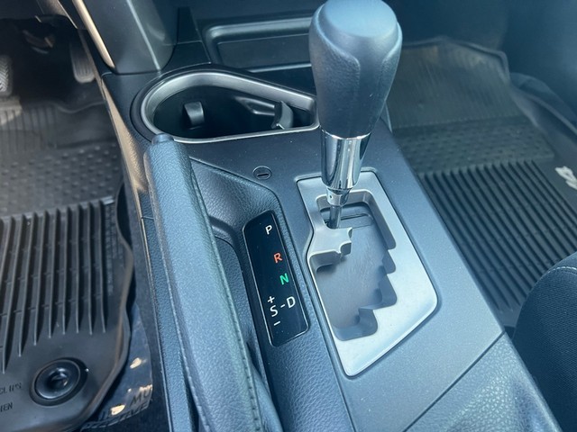 Toyota RAV4 Vehicle Full-screen Gallery Image 15