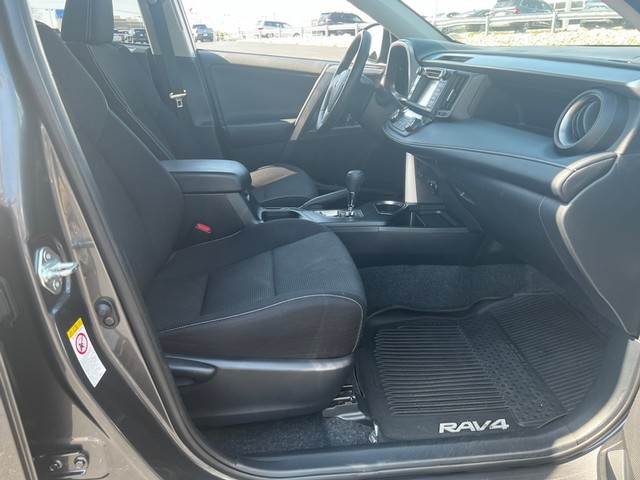 Toyota RAV4 Vehicle Full-screen Gallery Image 17