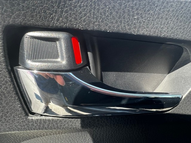 Toyota RAV4 Vehicle Full-screen Gallery Image 21