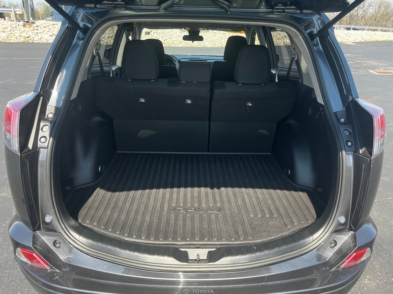 Toyota RAV4 Vehicle Full-screen Gallery Image 05