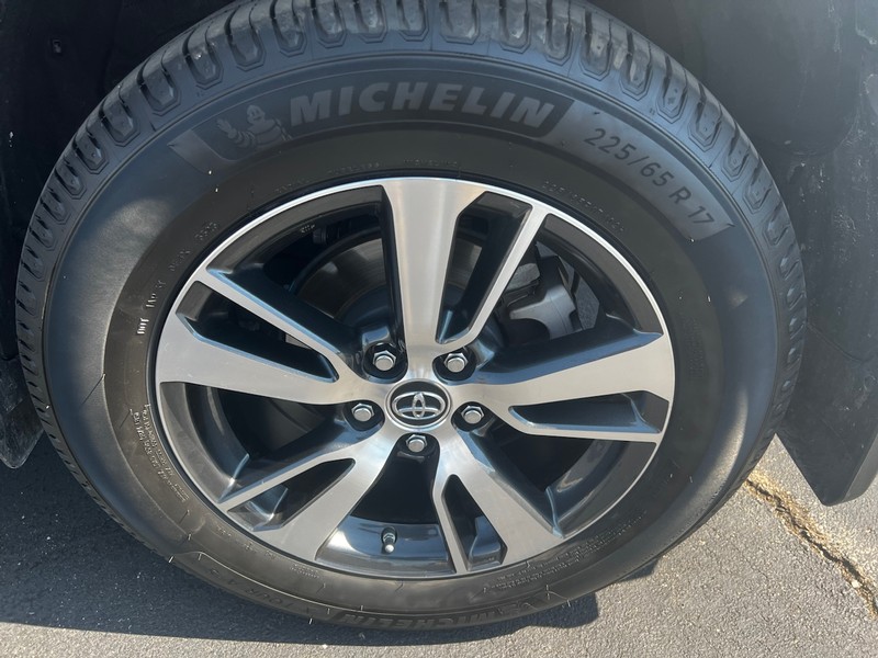 Toyota RAV4 Vehicle Full-screen Gallery Image 07