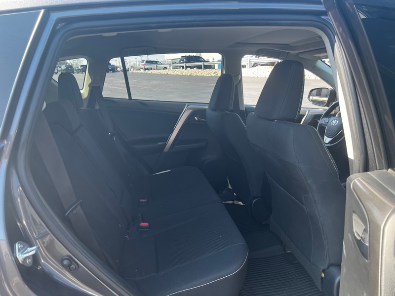 Toyota RAV4 Vehicle Full-screen Gallery Image 10