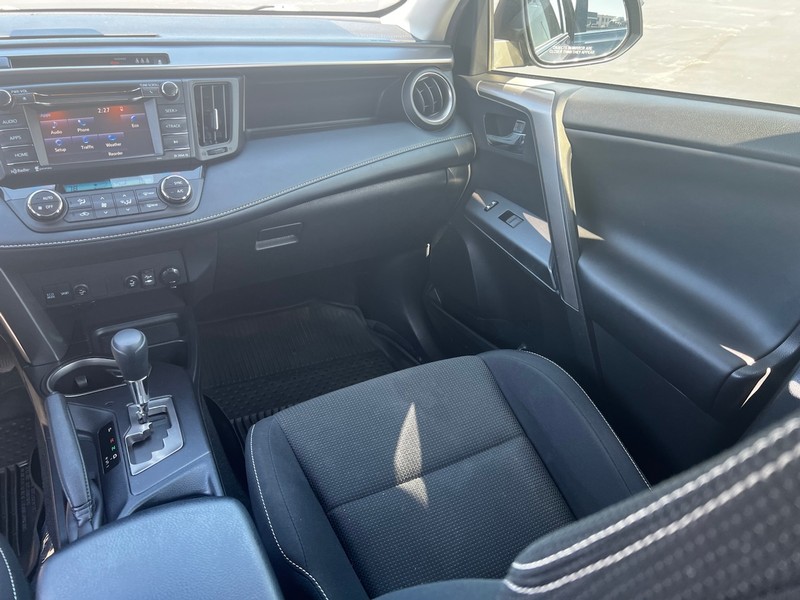 Toyota RAV4 Vehicle Full-screen Gallery Image 16