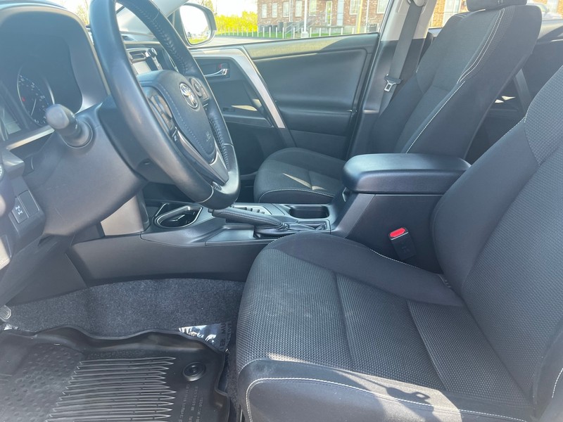 Toyota RAV4 Vehicle Full-screen Gallery Image 18