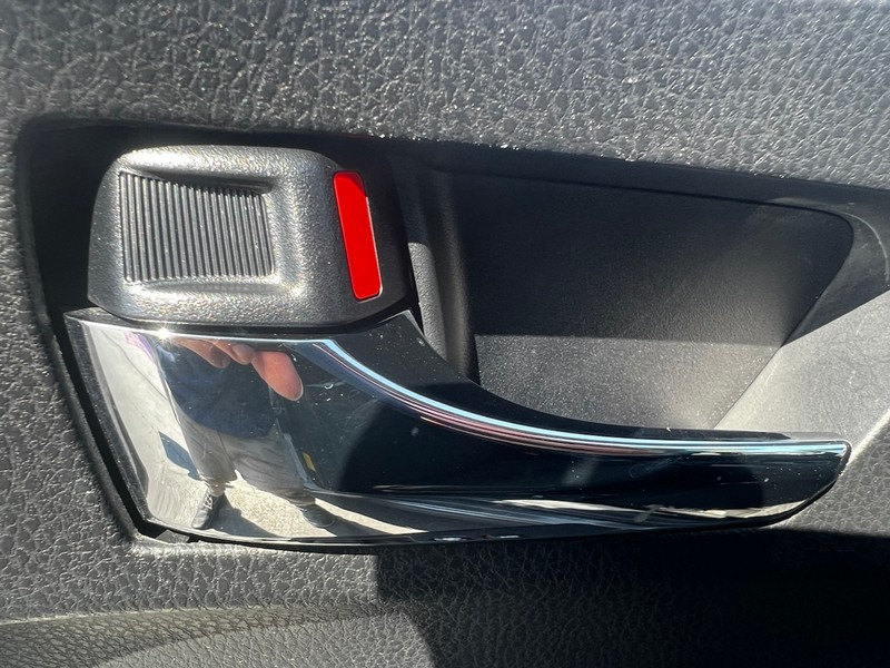 Toyota RAV4 Vehicle Full-screen Gallery Image 21