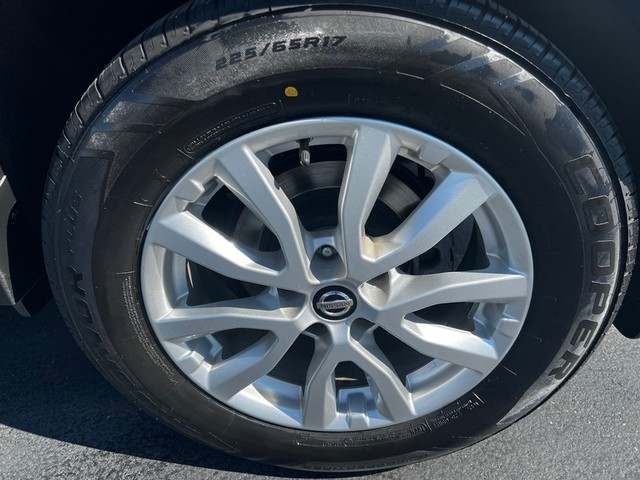 Nissan Rogue Vehicle Full-screen Gallery Image 06