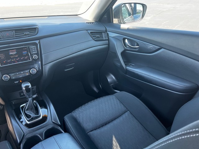 Nissan Rogue Vehicle Full-screen Gallery Image 15